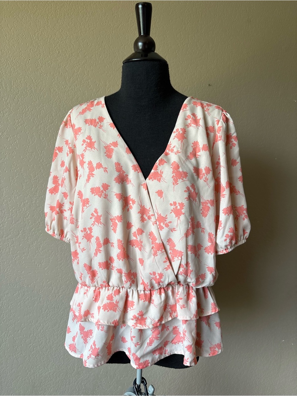 Kaileigh Women's Beige Peach Floral Blouse XL V Neck Peplum Career Feminine